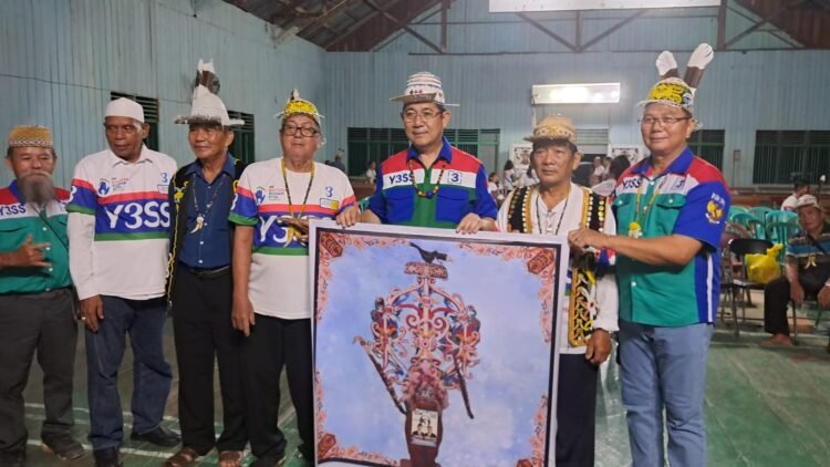 Ketua Adat Teras Baru Hadiahkan Gambar Ukiran Dayak ke YTP: Simbol Tanggungjawab Pimpin Kaltara 