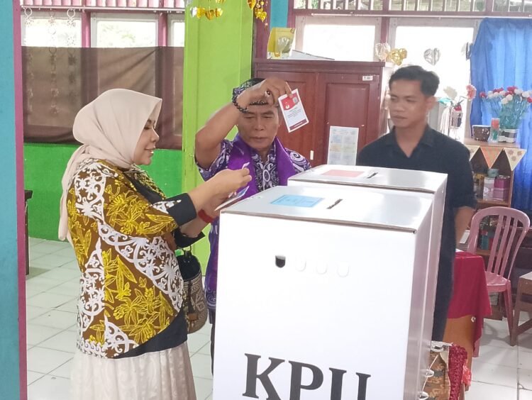 Nyoblos di TPS 019, Zainal Paliwang Ajak Masyarakat Sukseskan Pilkada