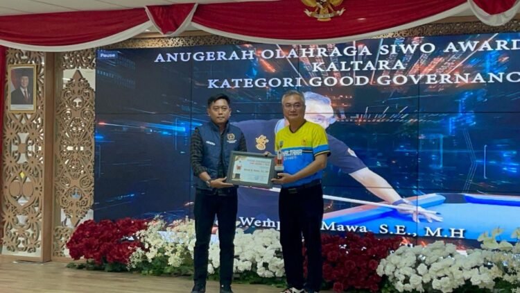 Bupati Malinau, Wempi W. Mawa mendapatkan penghargaan SIWO Award II 2025 kategori Good Governance