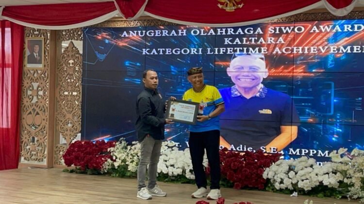 Dedikasi Tak Tergantikan, Wiyono Adie Raih SIWO Award II Kategori Life Achievement