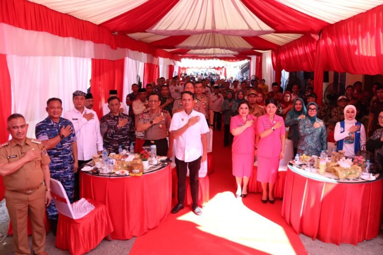 Kapolda Deklarasi Kampung Tematik Warna-warni Selumit Pantai Tarakan