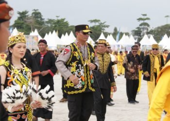 Kapolda Hadiri Upacara Pengibaran Bendera Peringatan Hari Jadi Kota Tanjung Selor Ke 235 dan Kabupaten Bulungan Ke 65 
