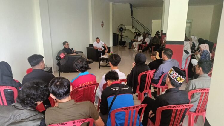 Rocky Gerung Tantang Pemuda Kaltara Menuntut Perhitungan Ekologi yang Jujur 