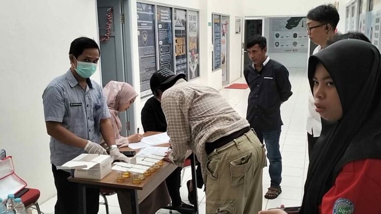 Cegah Klien Terpapar Narkotika, Bapas bersama BNNK lakukan Tes Urine Dadakan