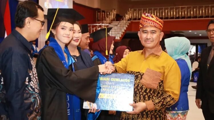 Walikota Tarakan Beri Penghargaan ke Wisudawan Predikat Cumlaude