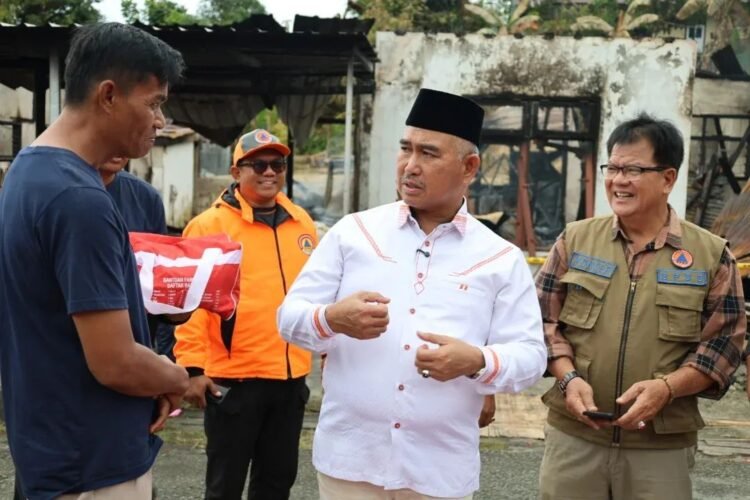 Walikota Serahkan Bantuan Kepada Korban Kebakaran di Aspol