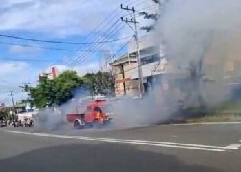 Mobil PMK Tarakan Mengeluarkan Asap Tebal di Tanjakan Jalan Jenderal Sudirman 