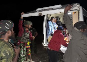 Bahu-Membahu Demi Kemanusiaan, Satgas Yonif 613/Raja Alam Evakuasi Warga Sakit di Purbalo