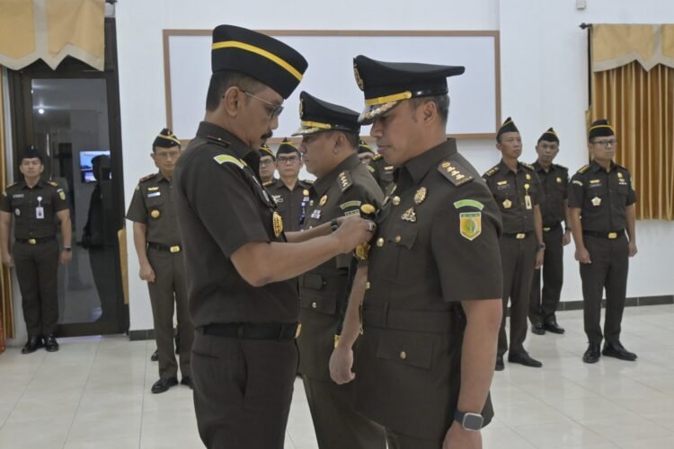 Lantik Asintel dan Aspidum, Kajati Harapkan Dedikasi dan Penuh Tanggungjawab 