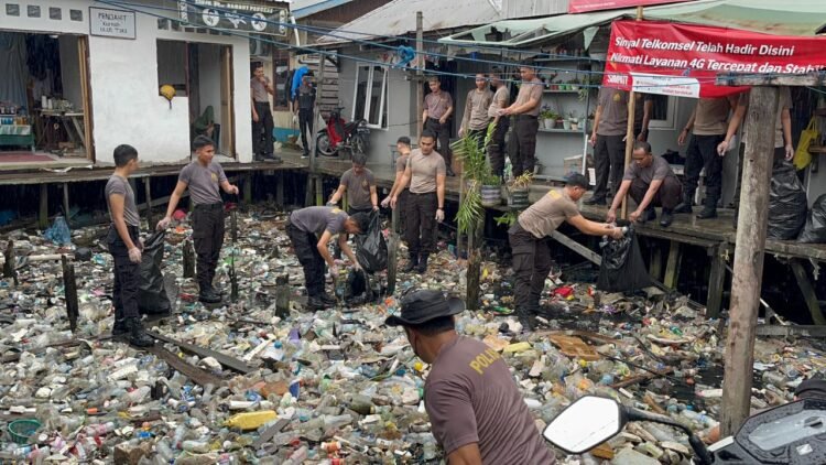 Polres Tarakan Gelar Aksi Bersih-Bersih, Ajak Masyarakat Jaga Kebersihan dan Peduli Lingkungan