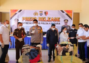 Polda Kaltara Bongkar Penyelundupan 55 Ballpress Pakaian Bekas Impor Ilegal