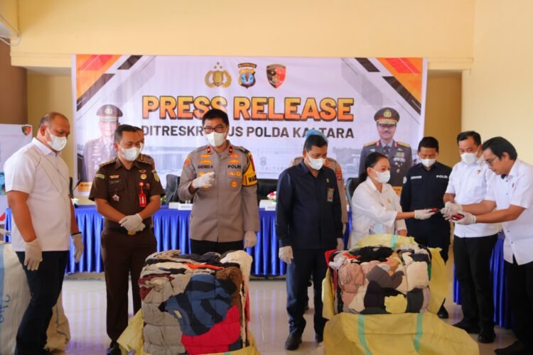 Polda Kaltara Bongkar Penyelundupan 55 Ballpress Pakaian Bekas Impor Ilegal