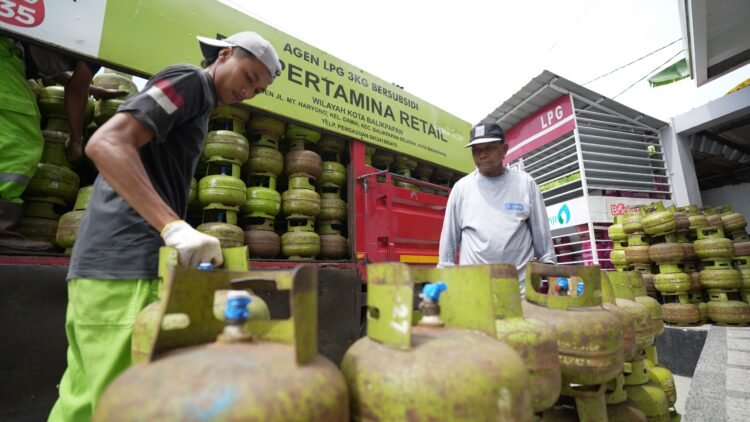 Pertamina Patra Niaga Regional Kalimantan Lakukan Extra Dropping dan Gelar Operasi Pasar Sambut Ramadhan dan Nyepi