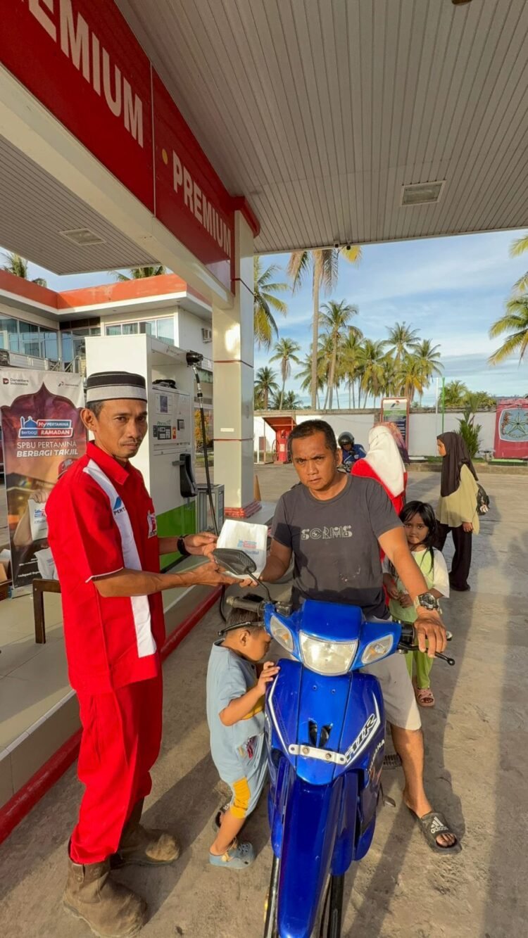 Pertamina Patra Niaga Regional Kalimantan Berbagi Takjil dan Sembako untuk Masyarakat Sebatik