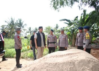 Kapolda Kaltara Dampingi Dansat Brimob Tinjau Pembangunan Jembatan Akses Pelajar di Jalan Cahaya Baru Gang Saromase