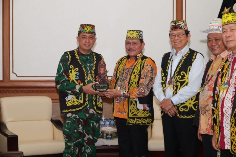 Ketua LADKKU Ingkong Ala Temui Pangdam Mulawarman, Suarakan Harapan Pemuda Dayak Kenyah