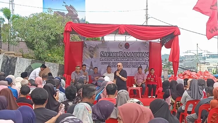 Deddy Sitorus Bagikan Ratusan Paket Sembako sekaligus Sosialisasikan Program Pemerintah