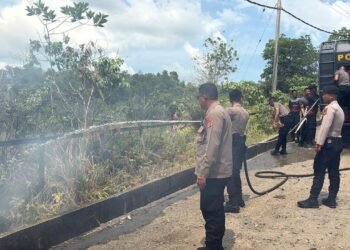 Gerak Cepat, Dit Samapta dan Satbrimob Polda Kaltara Jinakkan Karhutla di Jl. Poros Tanjung Selor KM 4