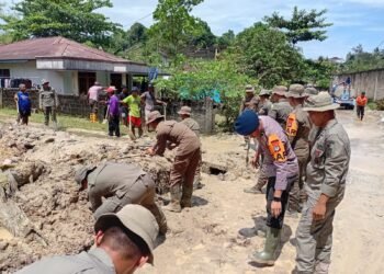 Satbrimob Gerak Cepat Tangani Longsor di Tarakan Utara