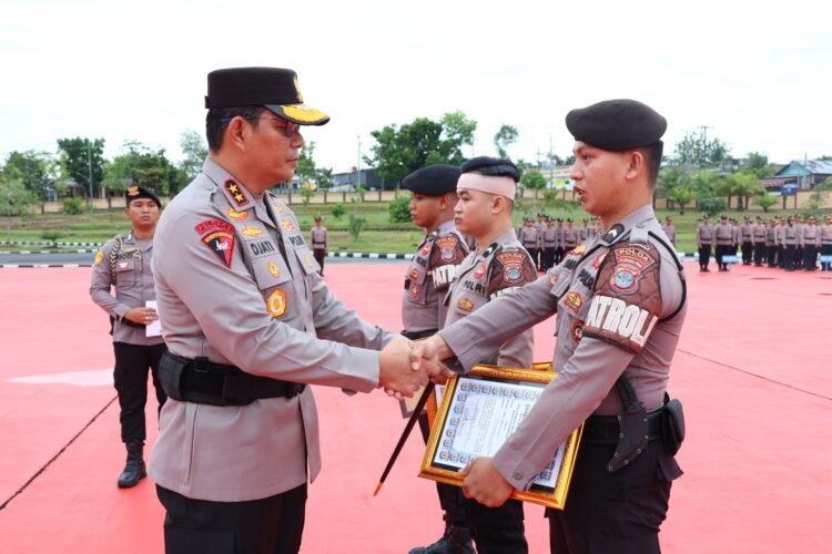 Kapolda Kaltara Berikan Penghargaan kepada Personel Ditsamapta Berprestasi