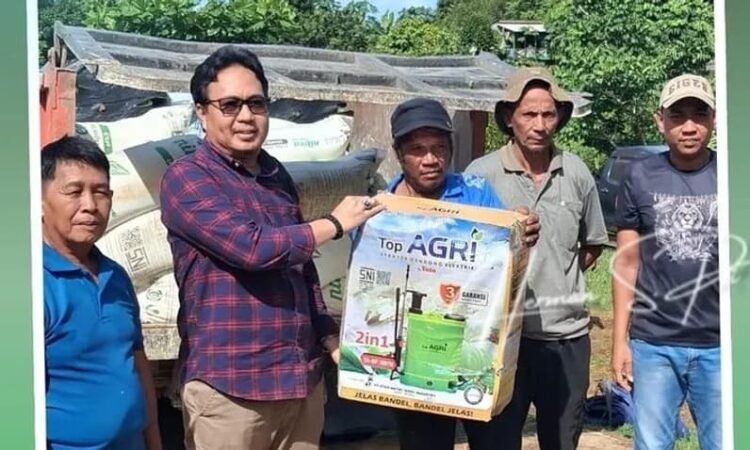 Herman Serahkan Bantuan Alat Pertanian untuk Kelompok Tani