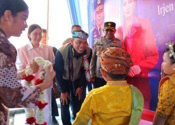 Tiba di Tanjung Selor, Kapolda Kaltara Disambut dengan Prosesi Adat 