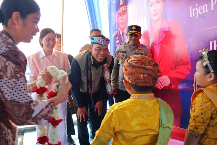 Tiba di Tanjung Selor, Kapolda Kaltara Disambut dengan Prosesi Adat 