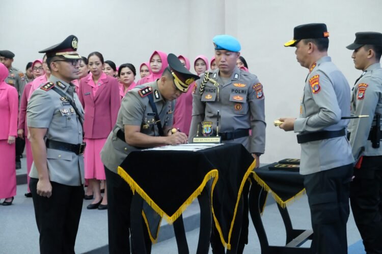 Kapolda Kaltara Pimpin Upacara Serah Terima Jabatan Pejabat Utama dan Kapolres Jajaran