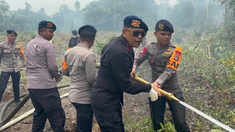 Tak Kenal Lelah, Dansat Brimob Kaltara Turun Langsung Pastikan Karhutla Di Selimau Benar-Benar Padam