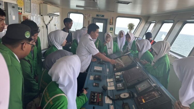 Naik KM Sabuk Nusantara 97, Siswa MA As’Adiyah Sebatik Belajar Keselamatan Pelayaran Secara Langsung