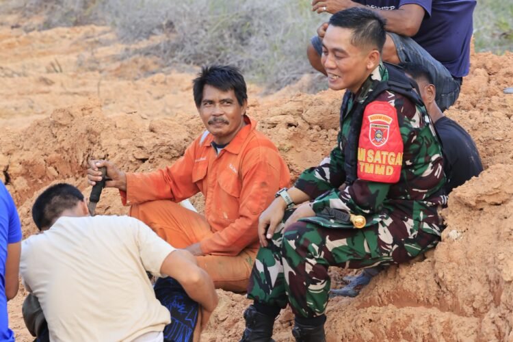 Dandim Tarakan Jalin Keakraban dengan Warga di Sela TMMD