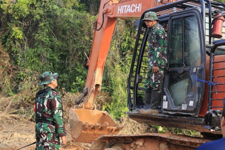 Tinjau Pembukaan Jalan 2,5 Kilometer di Mamburungan, Dansatgas TMMD Tarakan Tekankan Manfaat bagi Warga