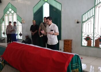 Wujud Kepedulian dan Kekeluargaan, Kapolda Kaltara Takziah ke Rumah Duka Personel Polres Tarakan
