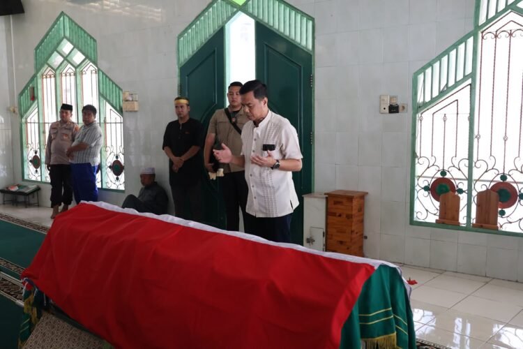 Wujud Kepedulian dan Kekeluargaan, Kapolda Kaltara Takziah ke Rumah Duka Personel Polres Tarakan