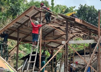 Satgas TMMD dan Warga Gotong Royong Bangun Rumah Cristina, Harapan Hunian Layak Kian Dekat