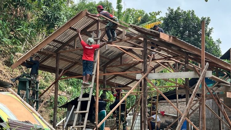 Satgas TMMD dan Warga Gotong Royong Bangun Rumah Cristina, Harapan Hunian Layak Kian Dekat