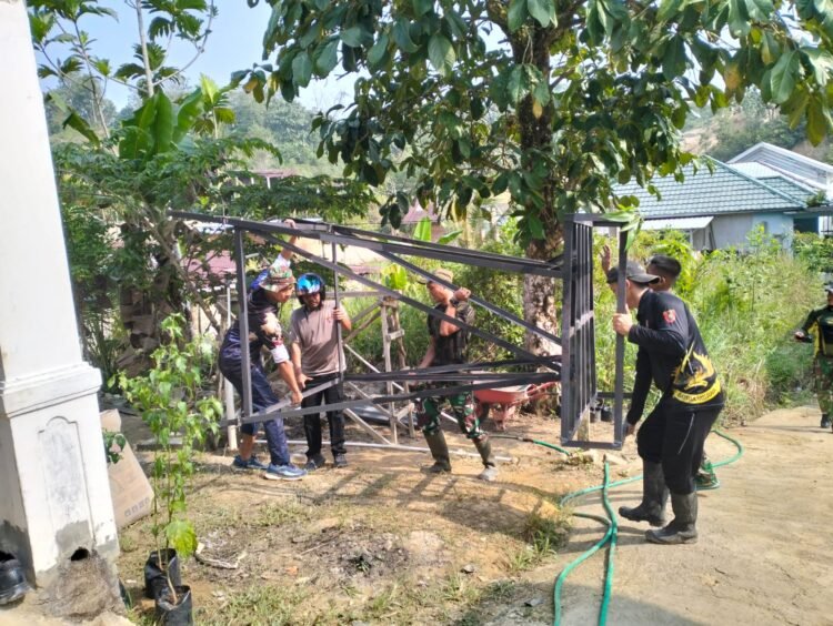 Gotong Royong Tanpa Kenal Lelah, Satgas TMMD Tarakan dan Warga Angkat Besi untuk Fasilitas Air Bersih
