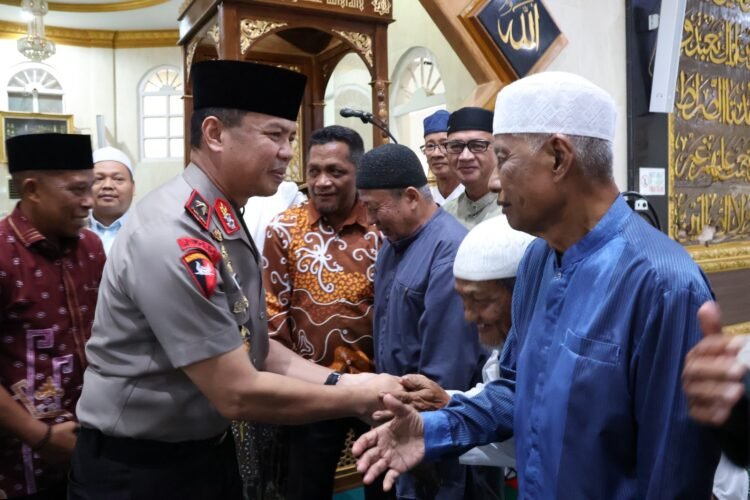 Perkuat Silaturahmi dan Berantas Narkoba, Kapolda Kaltara Gelar Sholat Jumat Keliling di Masjid Agung Tanjung Selor